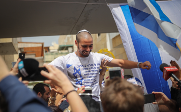 Israel indulta a exsoldado que mató de un disparo en la cabeza a palestino herido Elor Azaria es recibido por seguidores en Ramla, cerca de Tel Aviv, tras salir de prisión en mayo de 2018 después de cumplir nueve meses por la muerte de Abdel Fattah al-Sharif.