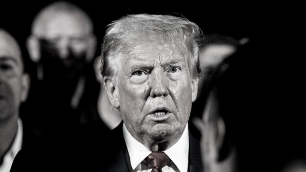 El presidente de Estados Unidos, Donald Trump, es captado tras una conferencia de prensa en Washington