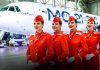 Moscú anuncia distribución del moderno avión ruso MS-21 Trabajadoras de aviación civil posan junto a aviones rusos MS-21-310