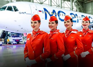Moscú anuncia distribución del moderno avión ruso MS-21 Trabajadoras de aviación civil posan junto a aviones rusos MS-21-310