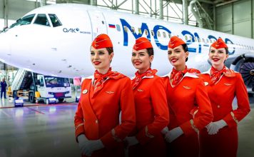 Moscú anuncia distribución del moderno avión ruso MS-21 Trabajadoras de aviación civil posan junto a aviones rusos MS-21-310