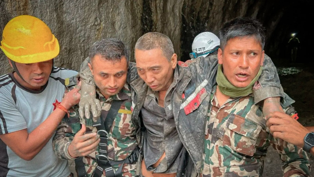 Imagen del ciudadano chino rescatado con vida del túnel de la hidroeléctrica Upper Trishuli-1, en el norte de Nepal