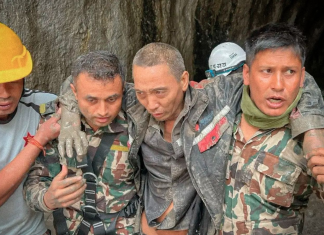 Nepal rescata con vida a dos personas diez días después de las devastadoras inundaciones Imagen del ciudadano chino rescatado con vida del túnel de la hidroeléctrica Upper Trishuli-1, en el norte de Nepal