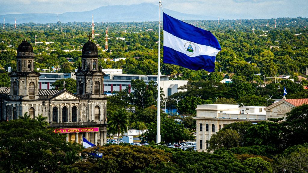 Bandera de Nicaragua ondea en la Plaza de la Revolución, en Managua, capital del país latinoamericano.