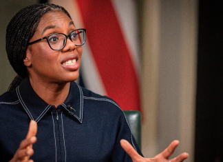 Reino Unido recortará ayuda social para aumentar armamento Kemi Badenoch, líder del Partido Conservador y principal figura de la oposición británica.