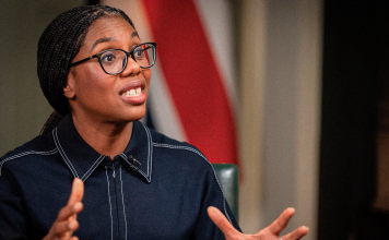 Reino Unido recortará ayuda social para aumentar armamento Kemi Badenoch, líder del Partido Conservador y principal figura de la oposición británica.