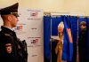 Rusia abre las urnas: comienzan las elecciones a la Duma Estatal Una votante emite su voto en un colegio electoral el primer día de las elecciones parlamentarias rusas, el 18 de septiembre de 2026.