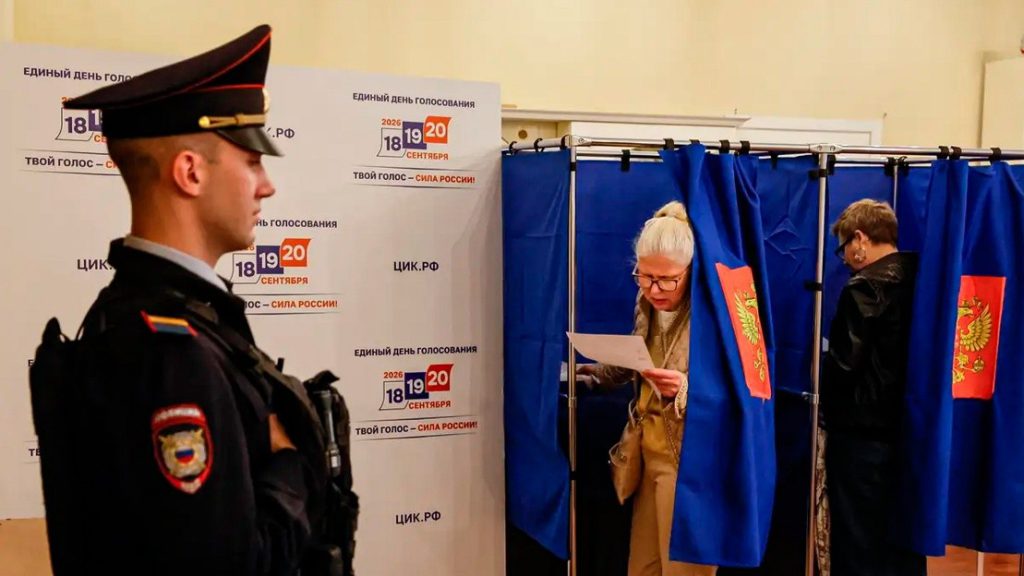 Una votante emite su voto en un colegio electoral el primer día de las elecciones parlamentarias rusas, el 18 de septiembre de 2026.