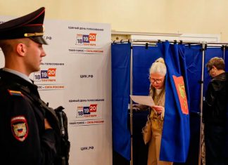 Rusia abre las urnas: comienzan las elecciones a la Duma Estatal Una votante emite su voto en un colegio electoral el primer día de las elecciones parlamentarias rusas, el 18 de septiembre de 2026.
