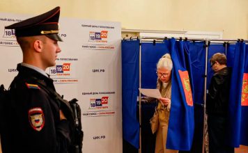Rusia abre las urnas: comienzan las elecciones a la Duma Estatal Una votante emite su voto en un colegio electoral el primer día de las elecciones parlamentarias rusas, el 18 de septiembre de 2026.