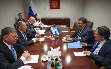 Rusia y Nicaragua reafirman su alianza estratégica en la ONU Serguéi Lavrov y Valdrack Jaentschke, acompañados por sus respectivas misiones diplomáticas ante la ONU
