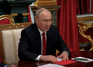 Vladímir Putin aborda con enviados de Donald Trump una posible solución al conflicto en Ucrania Vladímir Putin, presidente de Rusia, durante una mesa de diálogo en el Kremlin.