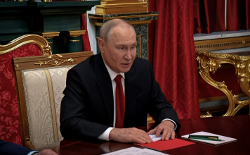 Vladímir Putin aborda con enviados de Donald Trump una posible solución al conflicto en Ucrania Vladímir Putin, presidente de Rusia, durante una mesa de diálogo en el Kremlin.