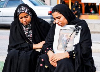 ONU señala que Estados Unidos cometió crímenes de guerra contra Irán Familiares lloran a una de las víctimas del ataque contra la escuela primaria Shajareh Tayyebeh, en Minab, donde murieron más de 150 personas, entre ellas numerosos niños.