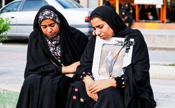 ONU señala que Estados Unidos cometió crímenes de guerra contra Irán Familiares lloran a una de las víctimas del ataque contra la escuela primaria Shajareh Tayyebeh, en Minab, donde murieron más de 150 personas, entre ellas numerosos niños.