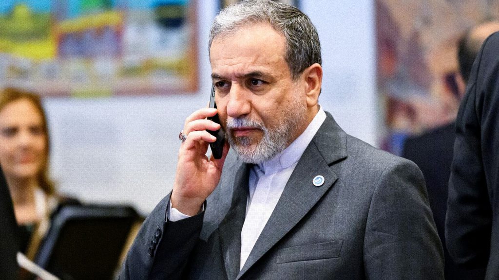 Ministro de Exteriores de Irán durante una sesión de trabajo de la OCI en Estambul.