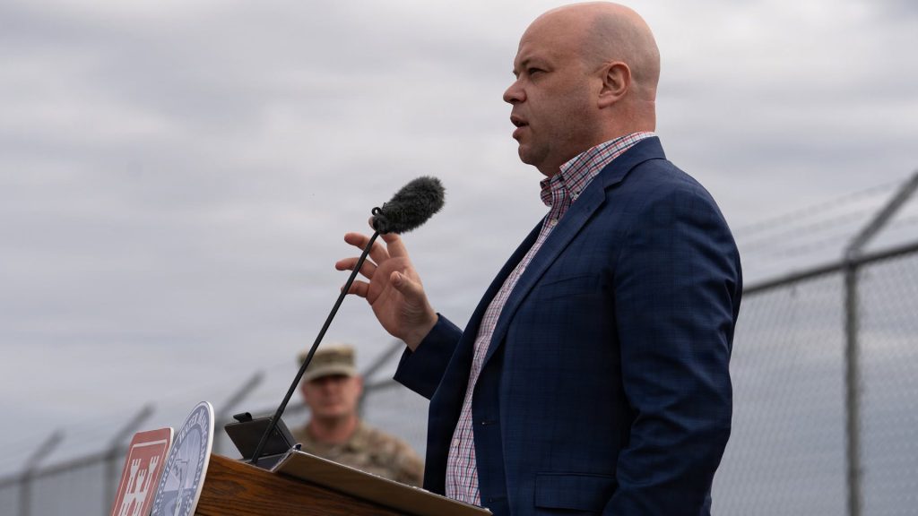 Adam Telle dando un discurso en una base militar de Estados Unidos