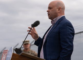 Trump mueve piezas en un Pentágono bajo presión: Adam Telle asumirá el control interino del Ejército de EEUU Adam Telle dando un discurso en una base militar de Estados Unidos