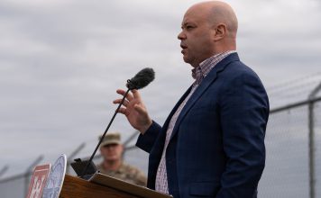 Trump mueve piezas en un Pentágono bajo presión: Adam Telle asumirá el control interino del Ejército de EEUU Adam Telle dando un discurso en una base militar de Estados Unidos