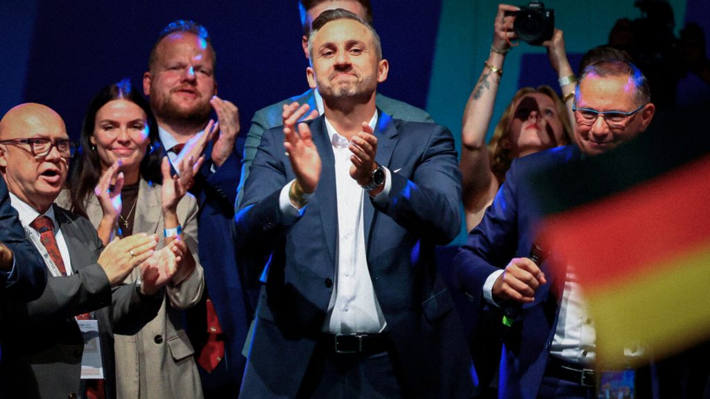 Miembros de AfD celebran el primer lugar en las elecciones regionales de Sajonia-Anhalt.