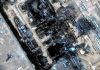 Hutíes responden a bombardeos saudíes con una oleada de misiles y drones Imagen satelital de una instalación industrial petrolera con zonas oscuras y posibles daños estructurales.