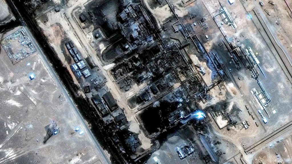 Imagen satelital de una instalación industrial petrolera con zonas oscuras y posibles daños estructurales.