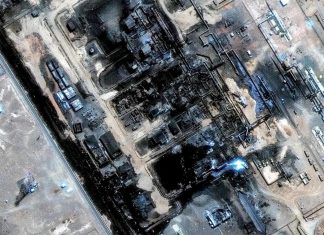 Hutíes responden a bombardeos saudíes con una oleada de misiles y drones Imagen satelital de una instalación industrial petrolera con zonas oscuras y posibles daños estructurales.