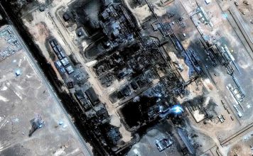 Hutíes responden a bombardeos saudíes con una oleada de misiles y drones Imagen satelital de una instalación industrial petrolera con zonas oscuras y posibles daños estructurales.