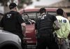 ICE eleva los arrestos migratorios a niveles récord Agentes de ICE detienen a una persona durante un operativo migratorio en Estados Unidos.