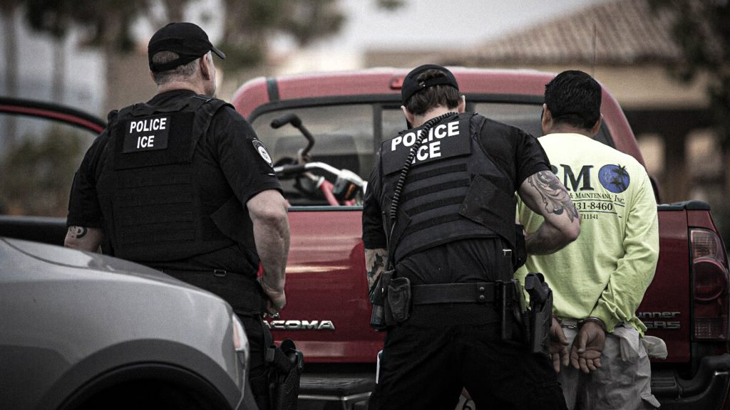 Agentes de ICE detienen a una persona durante un operativo migratorio en Estados Unidos.