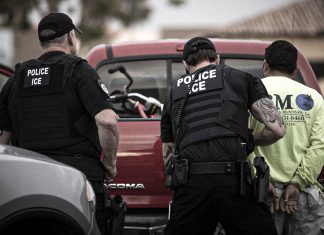 ICE eleva los arrestos migratorios a niveles récord Agentes de ICE detienen a una persona durante un operativo migratorio en Estados Unidos.