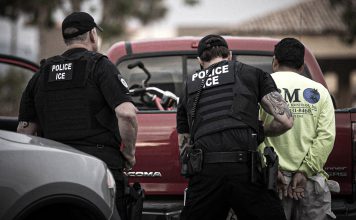 ICE eleva los arrestos migratorios a niveles récord Agentes de ICE detienen a una persona durante un operativo migratorio en Estados Unidos.