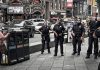 Ejecutiva de Bank of America muere tras ataque en Times Square Agentes de la Policía de Nueva York intervienen en una calle de Times Square.