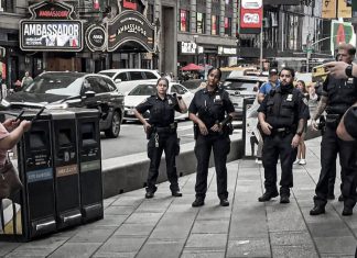 Ejecutiva de Bank of America muere tras ataque en Times Square Agentes de la Policía de Nueva York intervienen en una calle de Times Square.