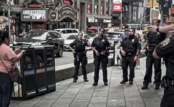 Ejecutiva de Bank of America muere tras ataque en Times Square Agentes de la Policía de Nueva York intervienen en una calle de Times Square.
