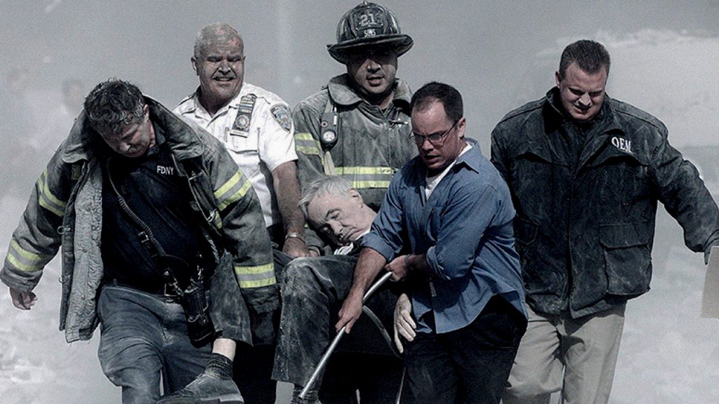 Personal de emergencia traslada a un hombre herido tras los atentados del 11 de septiembre de 2001.