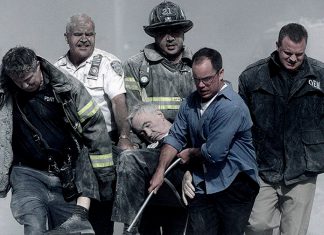 Nueva York revela documentos ocultos sobre el aire tóxico tras el 11 de septiembre Personal de emergencia traslada a un hombre herido tras los atentados del 11 de septiembre de 2001.