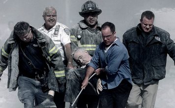 Nueva York revela documentos ocultos sobre el aire tóxico tras el 11 de septiembre Personal de emergencia traslada a un hombre herido tras los atentados del 11 de septiembre de 2001.