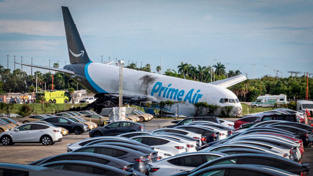 Avión de carga de Amazon tras salirse de la pista del Aeropuerto Internacional de Miami.