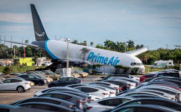 Avión de carga de Amazon se sale de pista en Miami y deja cinco muertos Avión de carga de Amazon tras salirse de la pista del Aeropuerto Internacional de Miami.