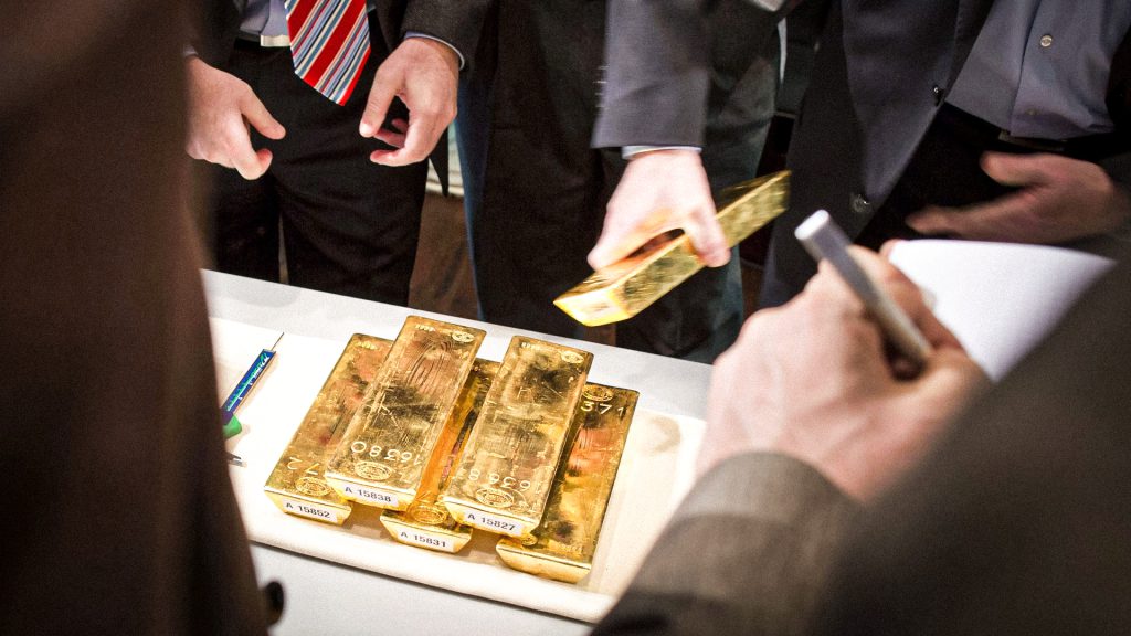 Lingotes de oro son pesados por ejecutivos bancarios en Estados Unidos