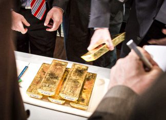 Países Bajos saca su oro de Estados Unidos: ¿Por qué surge la desconfianza? Lingotes de oro son pesados por ejecutivos bancarios en Estados Unidos