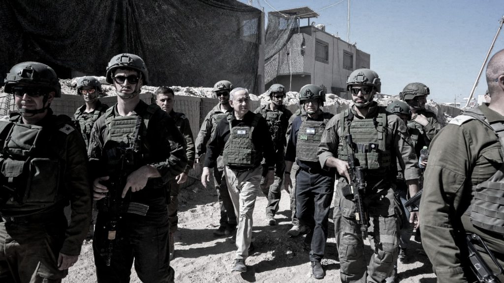 Benjamín Netanyahu camina junto a soldados israelíes durante una visita a Gaza.