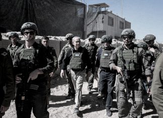 Netanyahu afirma que Israel controla el 60 % de Gaza Benjamín Netanyahu camina junto a soldados israelíes durante una visita a Gaza.