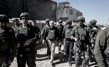 Netanyahu afirma que Israel controla el 60 % de Gaza Benjamín Netanyahu camina junto a soldados israelíes durante una visita a Gaza.