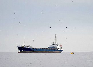 Irán aclara que el estrecho de Ormuz está cerrado Un buque navega por el estrecho de Ormuz, frente a las costas de la provincia de Musandam, en Omán.
