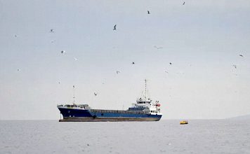 Irán aclara que el estrecho de Ormuz está cerrado Un buque navega por el estrecho de Ormuz, frente a las costas de la provincia de Musandam, en Omán.