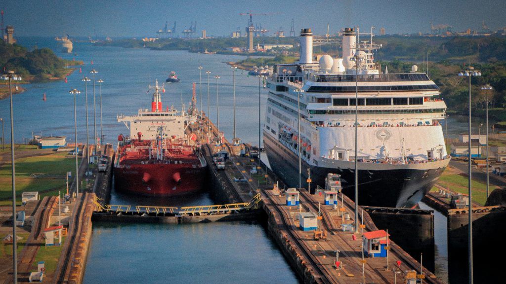 Buques de carga y pasajeros atraviesan las esclusas del Canal de Panamá.