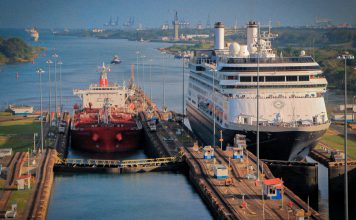 El Niño amenaza con nuevas restricciones en el Canal de Panamá Buques de carga y pasajeros atraviesan las esclusas del Canal de Panamá.