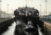 El Canal de Panamá limita el paso de buques por impacto de El Niño Buque portacontenedores atraviesa las esclusas del Canal de Panamá